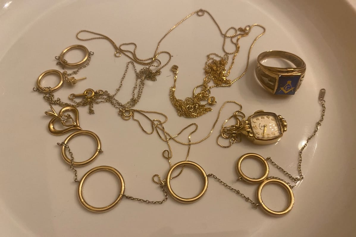 gold-earrings-and-necklaces